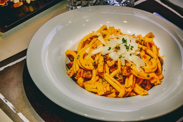 チーズとハーブを添えたパスタのアップ